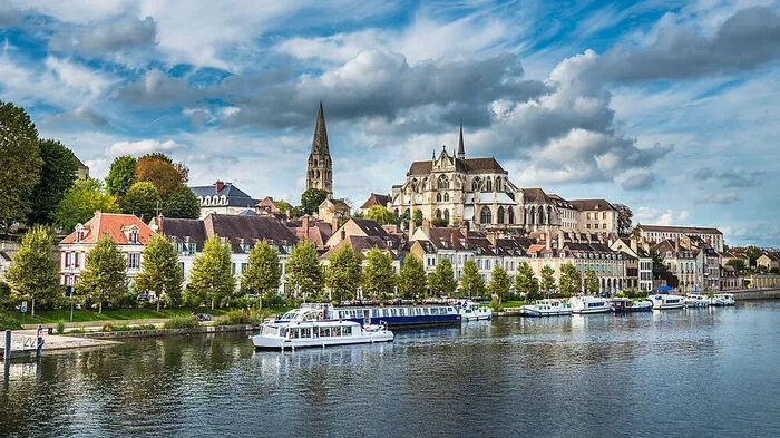 Auxerre inszeniert sich charmant am linken Yonne-Ufer. Von der „Passerelle“, einer filigranen Belle-Époque-Brücke, aus bietet sich dem Betrachter ein Ausblick, der einer der schönsten Europas sein soll.Den Reisebericht lesen Sie hier