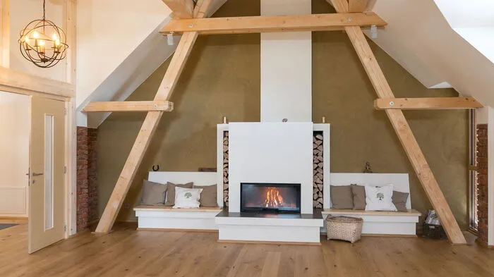 Das "Herbarium" bildet das Herzstück des Eisenbergerhofs und besticht durch den großzügigen Kamin mit gemütlicher Ofenbank.