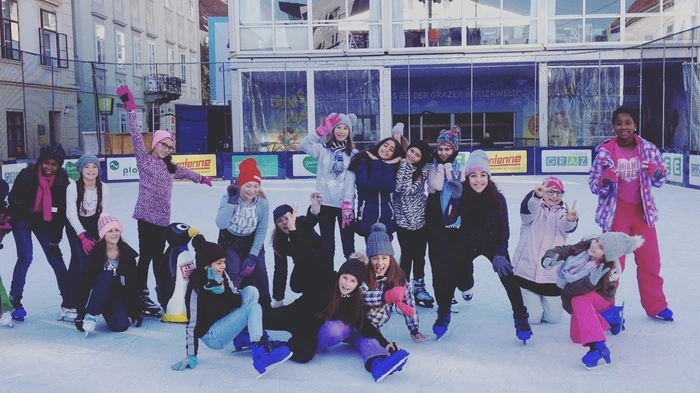 Viel Spaß hatten die Schülerinnen beim Eislaufen am Karmeliterplatz in Graz.