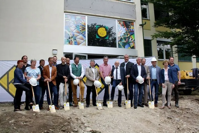 Spatenstich vor dem NMS- und Poly-Gebäude in Pischelsdorf.