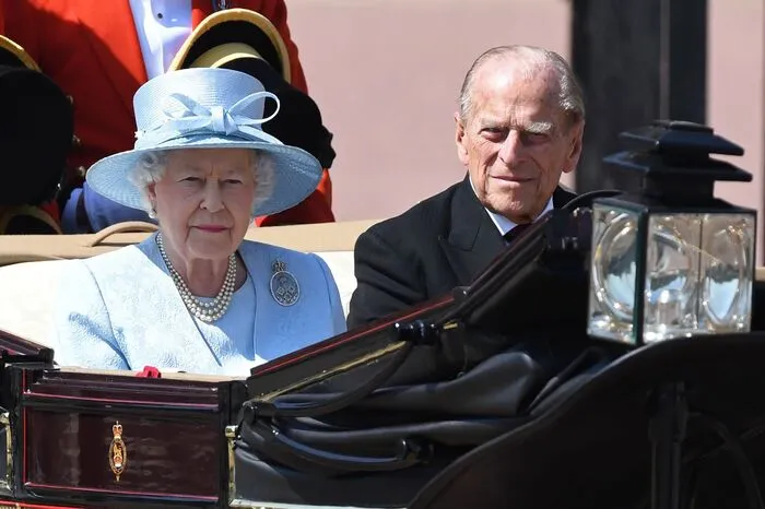 Zur Zeremonie "Trooping the Colour" war Ehemann Prinz Philip (96) dabei, ...