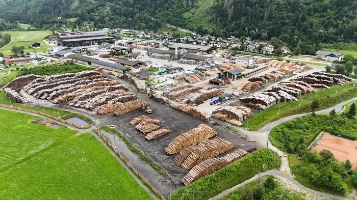 Die Nasslagerflächen erstrecken sich im Vordergrund, südlich und östlich des Sägewerksgeländes