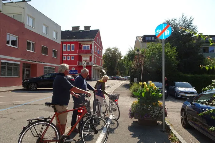 Von der Rizzistraße gelangt man in die Johann-Berger-Straße. Hier gibt es ein kurze Unterbrechung des Radweges, ...