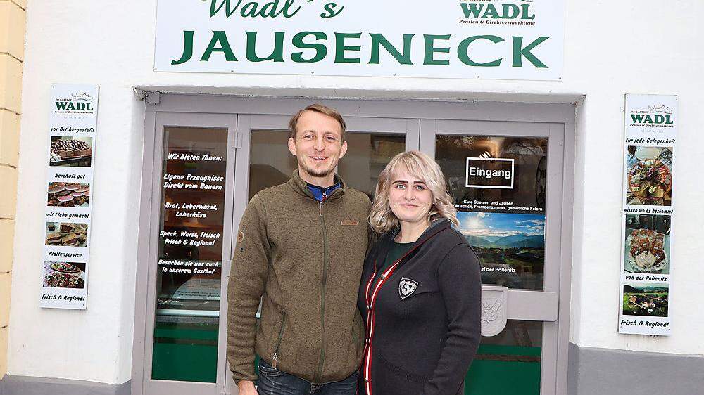 Philipp und Jasmin Wadl vor ihrem neu eröffneten „Jauseneck“ 