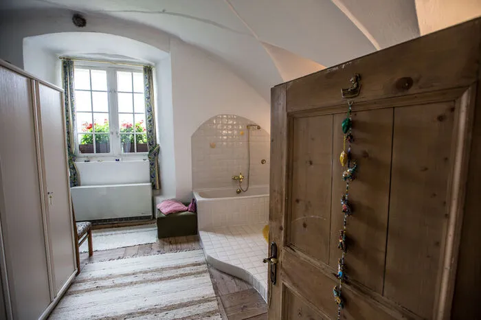 Ein Schwalbennest über dem Fenster im Badezimmer zieht die Blicke der Besucher an