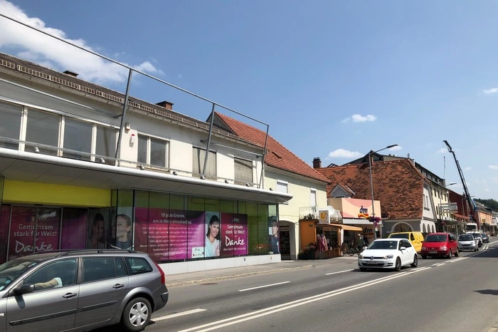 Gegenüber steht ein großes Verkaufslokal leer und ein zweites kommt bald dazu:...