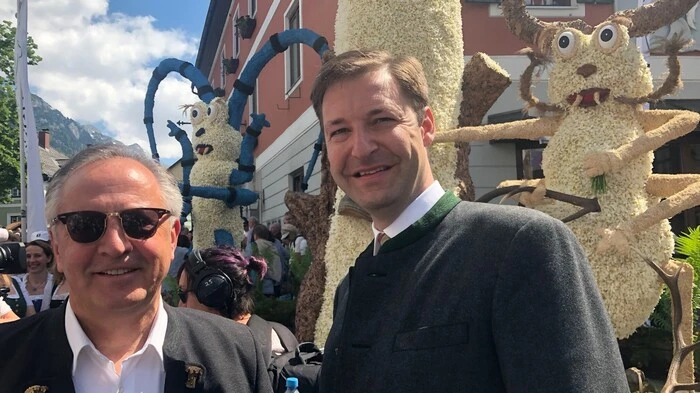 Kages-Aufsichtsrats-Chef und COO der Christof-Group, Günter Dörflinger mit Landesjägermeister Franz Mayr Melnhof vor der Blumenfigur der Jägerschaft