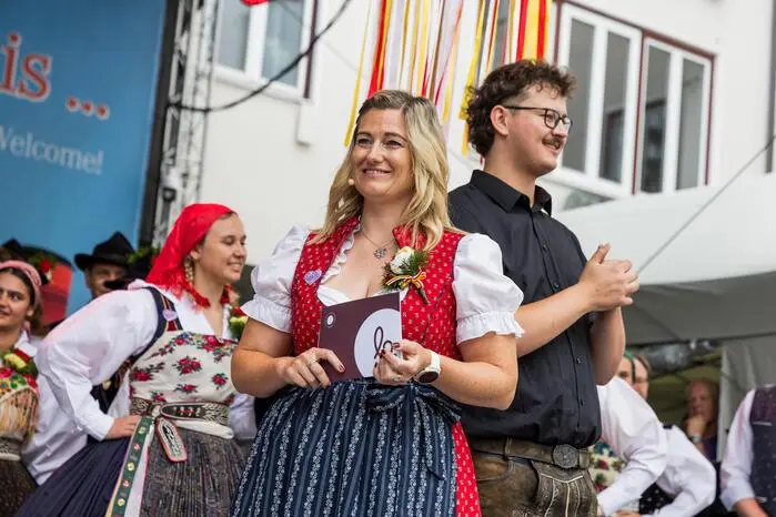 Ein Gebärdendolmetscher übersetzte das Gesprochene in Gebärdensprache