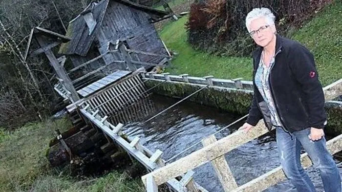 Christa Kröndl vor der Venezianersäge in Himmelberg