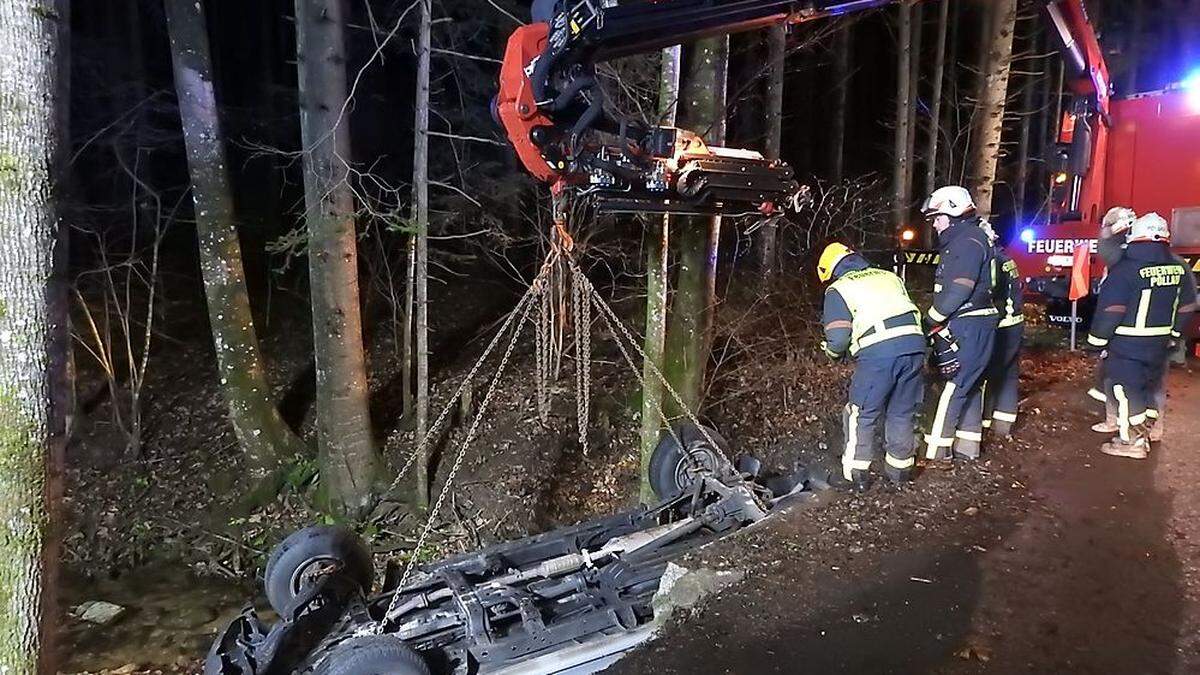 Mit einem Kran wurde der Wagen geborgen