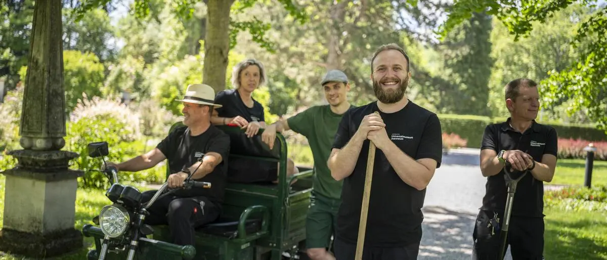 Packen im Schlosspark an: Günter Schuster, Barbara Kramer, Felix Luley, Harry Ashcroft, Friedrich Göbl