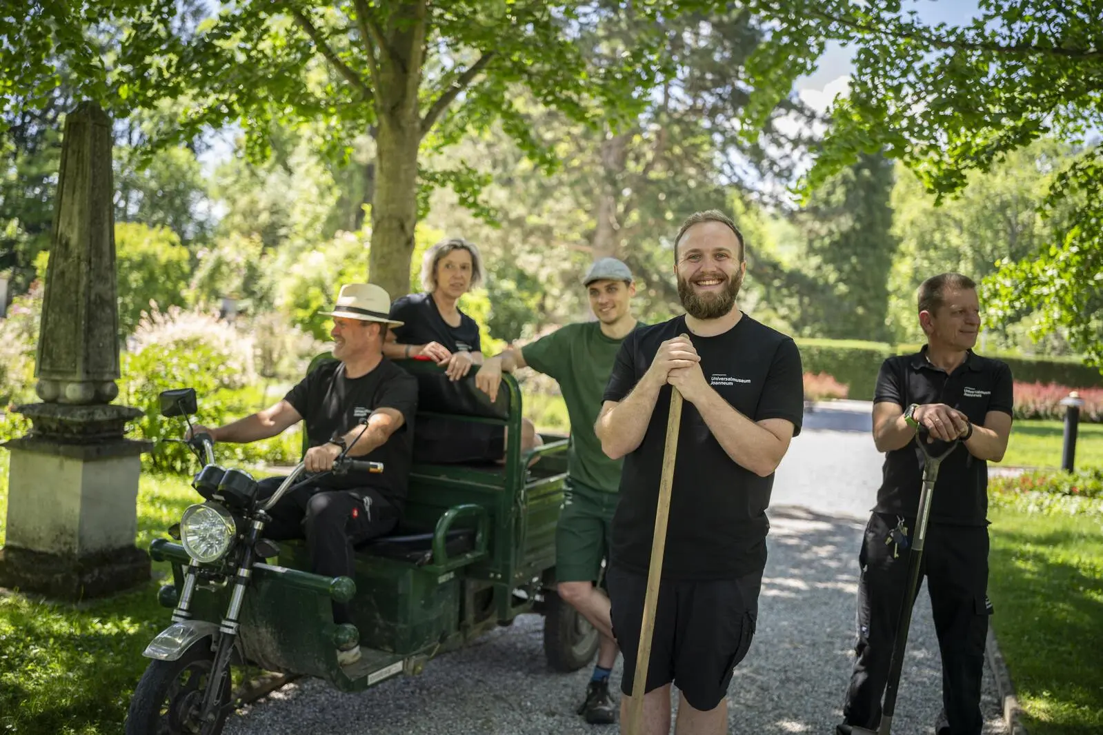 Packen im Schlosspark an: Günter Schuster, Barbara Kramer, Felix Luley, Harry Ashcroft, Friedrich Göbl