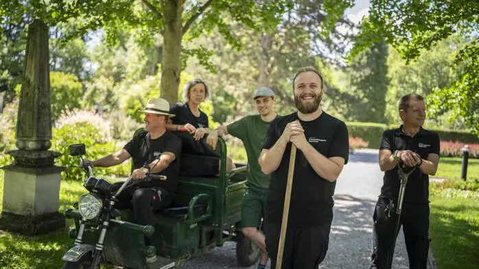 Packen im Schlosspark an: Günter Schuster, Barbara Kramer, Felix Luley, Harry Ashcroft, Friedrich Göbl