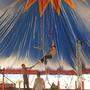 Wenn die Aufbauarbeit schon Artistik ist: Arbeiten am Zelt beim Aufbau der Zirkusinfrastruktur