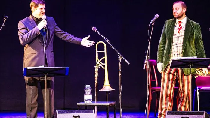 Der erste Konzertabend des neuen Jahres in der Stadtwerke-Hartberg-Halle war ein voller Erfolg. Trompeter Thomas Gansch machte es unter dem Motto „Schlagertherapie mit Thomas Gansch“ möglich und erntete mit Musik und Gesang tosenden Beifall des Publikums.