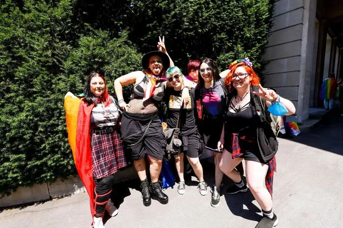 ... , mehr als 2500 Teilnehmerinnen und Teilnehmer demonstrierten laut Polizei-Schätzungen für die Rechte von LGBTIQ+-Personen ...