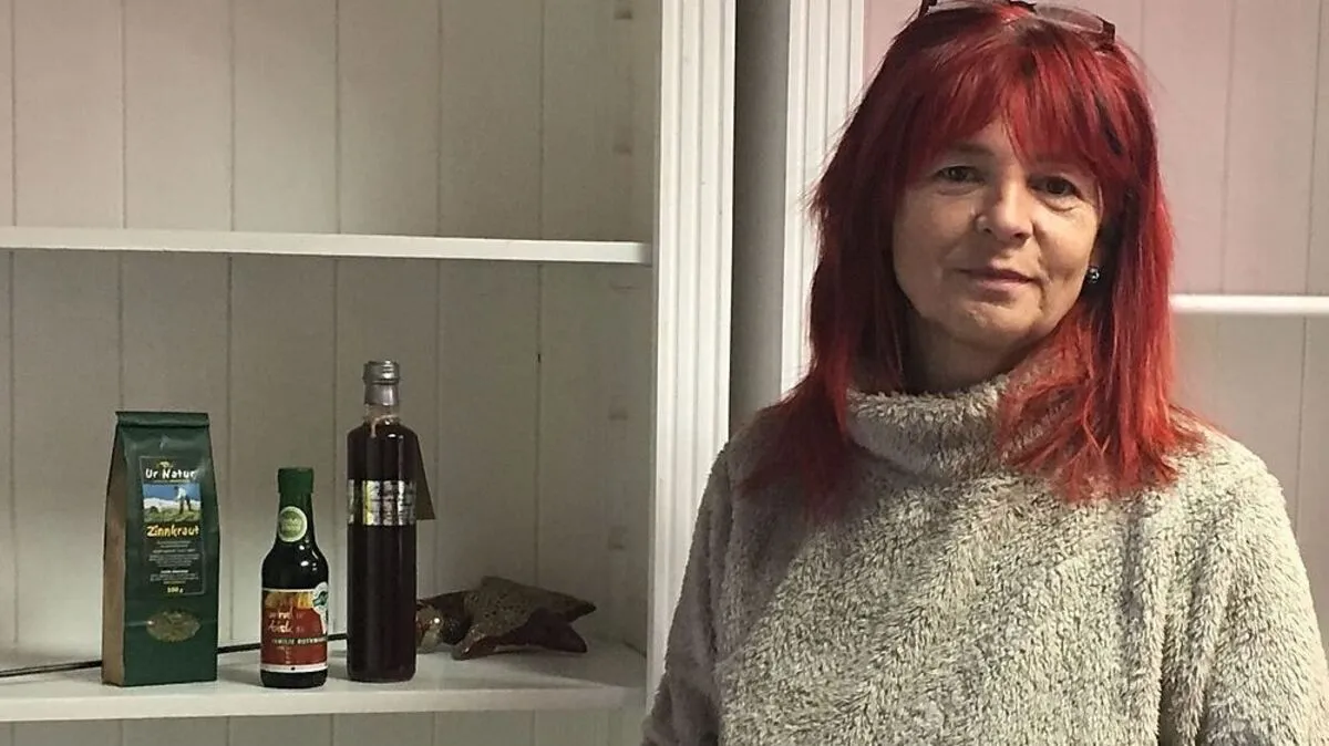 Sonja Wildbolz steht während der Eröffnung im Laden