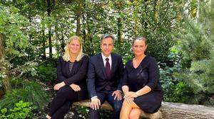 Der Bürgermeister mit den zwei Neueinsteigerinnen v.l.n.r.: Claudia Unger, Siegfried Nagl und Eva Derler