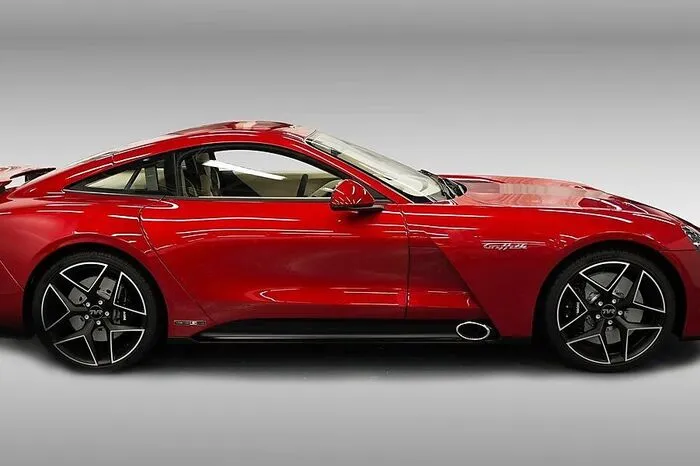 Sein Plan für TVR: Ein stabiler Gitterrohrrahmen aus Stahl und Aluminium mit doppelten Dreiecksquerlenkern rundum, der von einer GFK-Karosserie umhüllt wird. So bleibt das Gewicht bei unter 1300 Kilogramm, ohne an der Verwindungssteifigkeit etwas einsparen zu müssen.