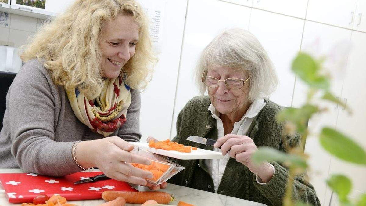 Zwölf langzeitarbeitslose Frauen und Männer wurden zu Alltagsbegleitern ausgebildet, um Pflegebedürftige zu unterstützen