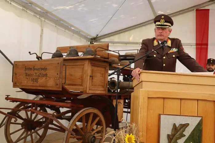 Im großen Festzelt, umstellt von verschiedene Feuerwehreinsatzfahrzeuge und Geräten, blickte die Feuerwehr Eichfeld auf ihre hundertjährige Geschichte zurück.