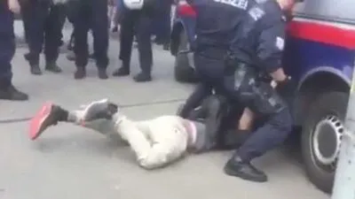 Der fixierte Mann wird beinahe vom Polizeiauto überfahren