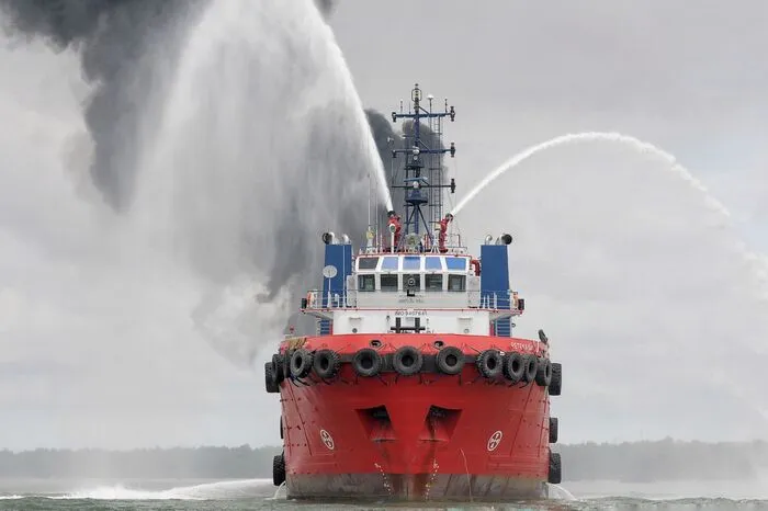 Das Öl gelangte nach dem Ergebnis offizieller Ermittlungen durch ein Leck in einer Pipeline ins Wasser, die dem staatlichen Energiekonzern Pertamina gehört. Bei Löscharbeiten kamen mindestens fünf Menschen ums Leben.