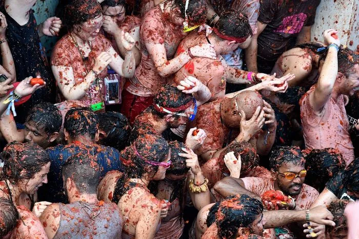 Tausende Menschen strömen jährlich zum Fest, um sich mit überreifen Tomaten zu bewerfen bzw. ein Paradeiser-Bad zu nehmen.