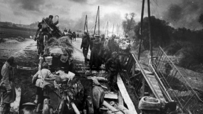 Rotarmisten rücken im April 1945 auf Wien vor