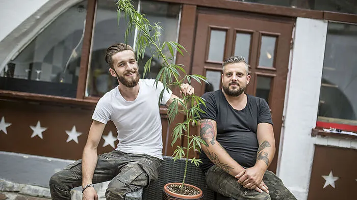 Haris Felic und Partner Andreas Franz vor dem Coffeeshop