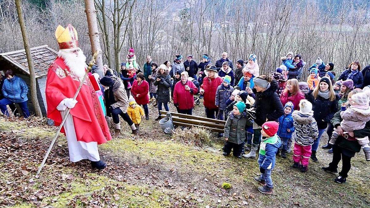 Aus dem Wald kam der Nikolaus zu den Gmünder Kindern