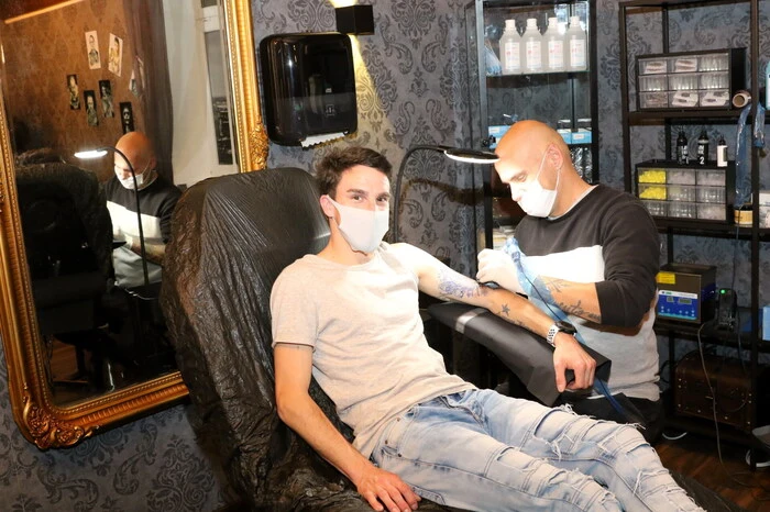 Ein Tattoo-Studio und Steakhouse in einem. 