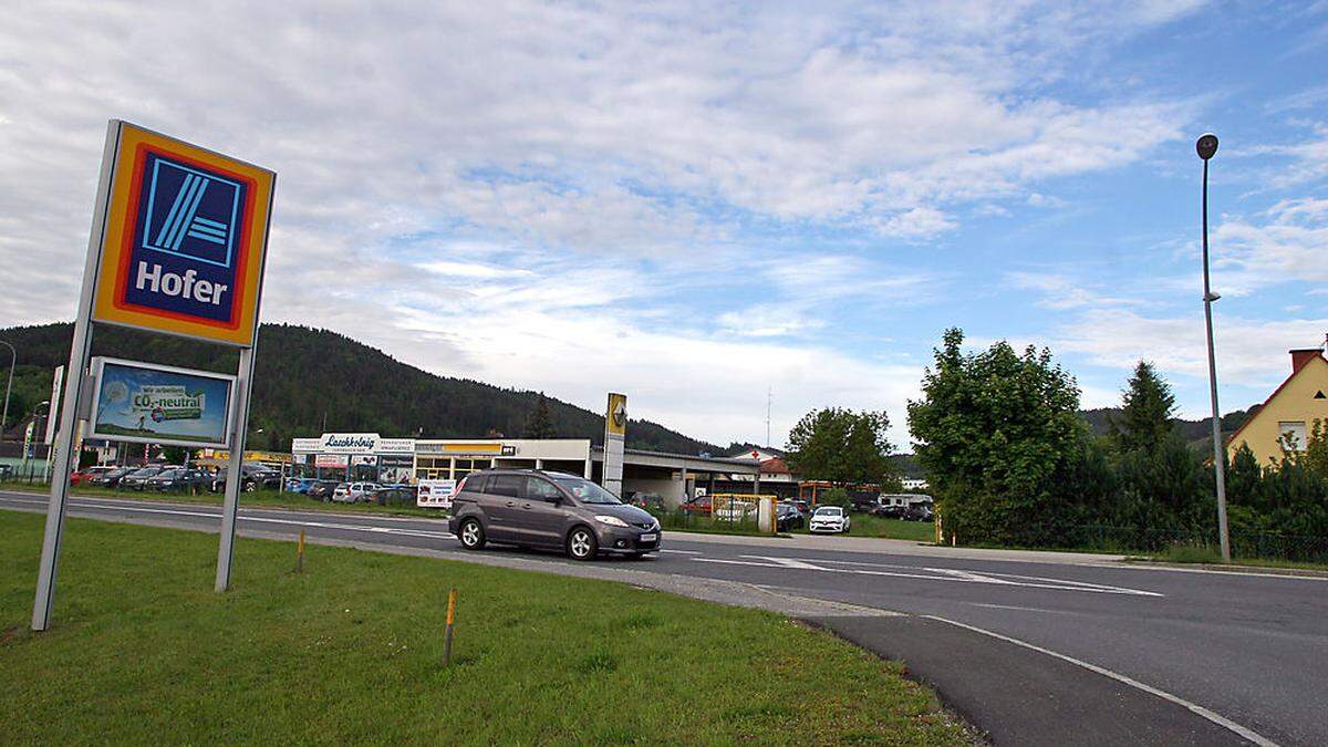 Gegenüber des Hofer- arkplatzes an der B 82 auf dem Betriebs-areal von Landmaschinen Laschkolnig soll eine Jet-Tankstelle errichtet werden