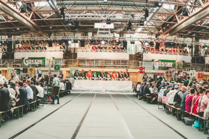 Bei prächtigem Feiertagswetter zogen am Sonntag über 300 Chargierte in studentischen Festtrachten durch die Leobener Innenstadt.