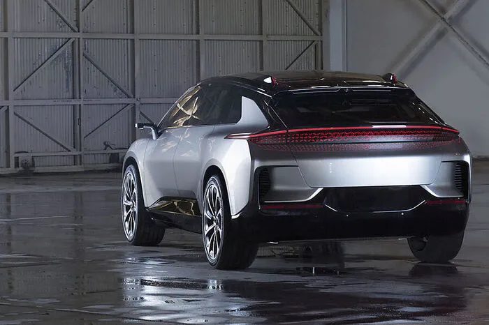 An einer 240-Volt-Steckdose sind die Akkus in 4,5 Stunden zur Hälfte geladen, an einem Supercharger sind sie in einer Stunde wieder voll. Der FF91 steht auf einer eigens entwickelten Plattform, die in Zukunft Basis für weitere Modelle des Herstellers sein soll. Es gibt Allrad mit zusätzlicher Hinterradlenkung.