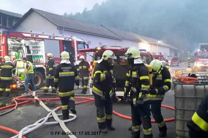 Sieben Feuerwehren mit rund 100 Leuten standen im Löscheinsatz. Ein Feuerwehrmann wurde dabei verletzt.