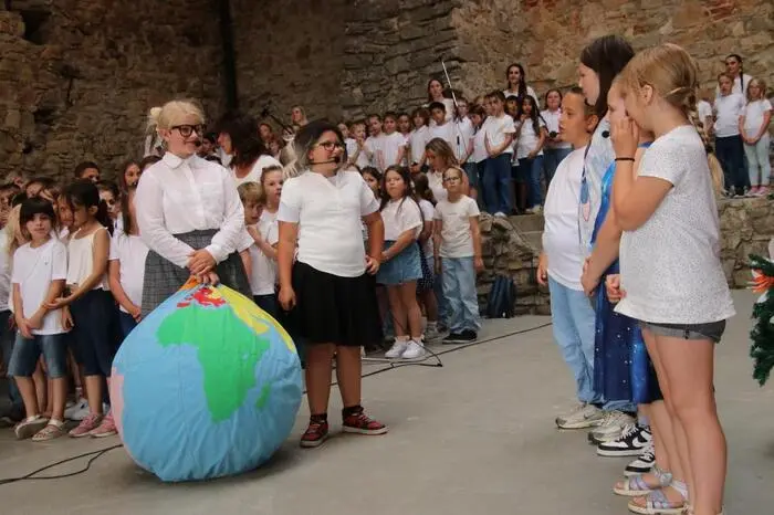 Mit viel Engagement und Begeisterung führten die Mädchen und Buben das Musical auf und wurden mit tosendem Beifall belohnt. 