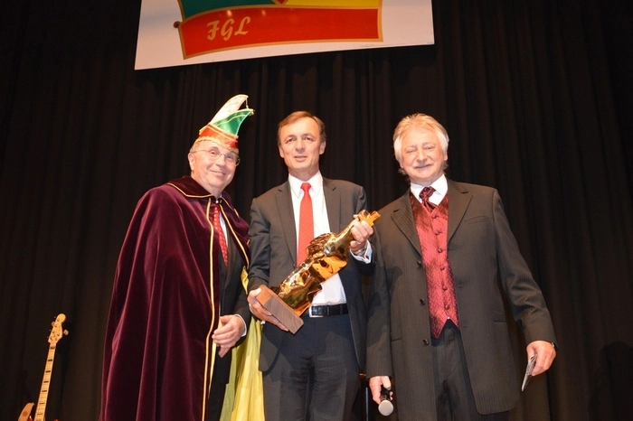 Schlussendlich fasste Schindler seine Danksagungen jedoch kurz, sodass sich die Besucher schnell wieder dem unterhaltsamen Programm zuwenden konnten. Organisator des Gala-Abends war wie jedes Jahr Franz Brandl (rechts), Präfekt der Faschingsgilde Leoben.