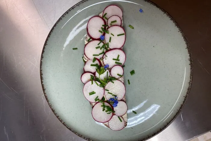 ... und ein veganes Radieschenbrot gibt es bei den Gastgebern ...  