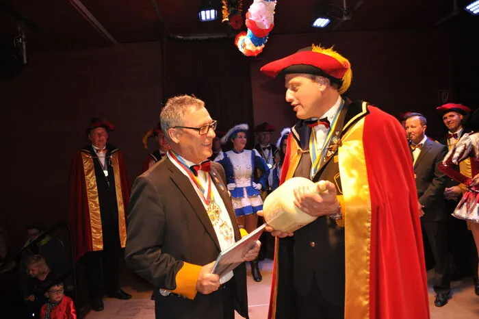 Auch der Innenminister und Moderator Günther Walter (links) feierte bei der Faschingseröffnung seinen letzten Auftritt und geht in Faschingspension.