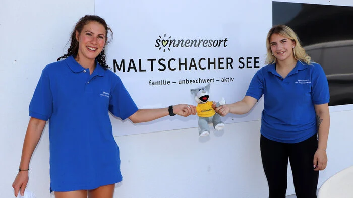 Die Damen vom Sonnenresort-Strandbuffet von Links: Lisa Koch und Emily Friessnegg.