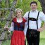 Florian Laßnig und Lisa Sablatnik präsentieren die Glantaler Sonntagstracht 