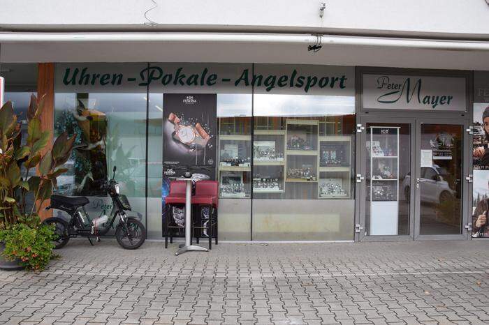 In Irdning betreibt der Uhrmacher, der auch Angelsport-Equipment und Pokale verkauft, sein Geschäft