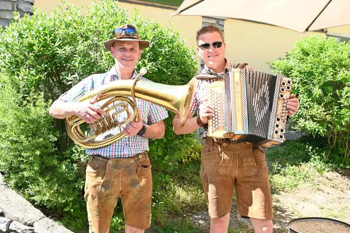 Jürgen Buggelsheim und Robert Kuntsche (im Bild) sorgten zwischen den Chorauftritten für zünftige musikalische Unterhaltung.