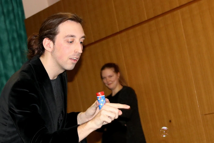 Die Gruppe steht unter der Leitung von Florian Kutej, der in Graz als Schauspieler tätig ist.