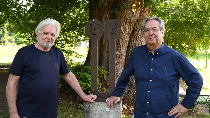 Zwei ältere Herren stehen in einem Park
