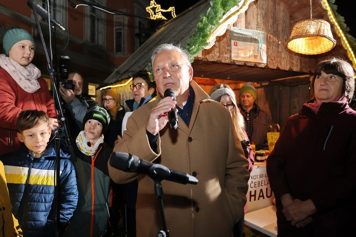 „Es werde …“, gab Bürgermeister Karl Lautner vor. „… Licht“, ertönte dann aus vielen Kinderstimmen.