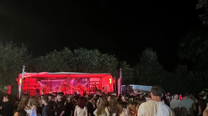 Dort trifft man von jung bis alt jede Altersgruppe an, doch vor allem für viele Jugendlichen ist Donnerstags die Sunflower Party ein Fixtermin.