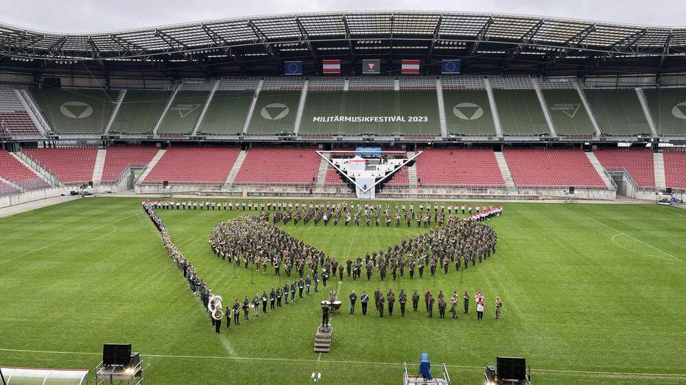 Seit Wochenbeginn proben die Musiker für das Militärmusikfestival im Stadion
