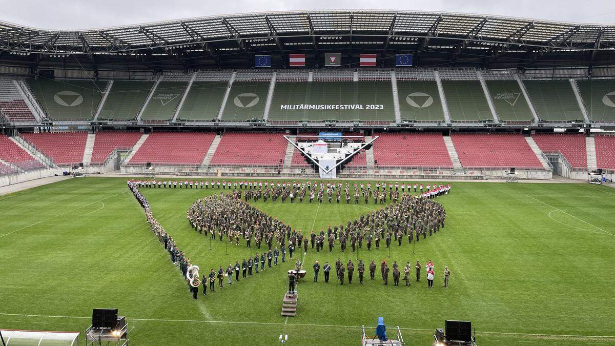 Seit Wochenbeginn proben die Musiker für das Militärmusikfestival im Stadion
